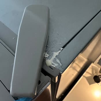 Arçelik Kusurlu Buzdolabı, Ürünün Üst Kısmı Silikonla Yapıştırılmış