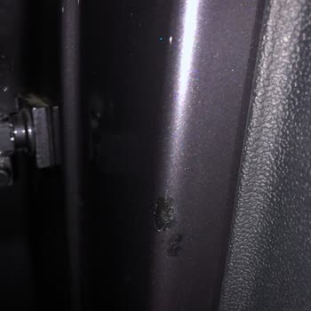 Erel Otomotiv Cam Tamiri Esnasında Verilen Büyük Zarar, Kapı Boyasının Kalkması