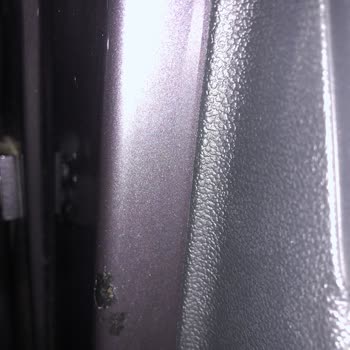 Erel Otomotiv Cam Tamiri Esnasında Verilen Büyük Zarar, Kapı Boyasının Kalkması