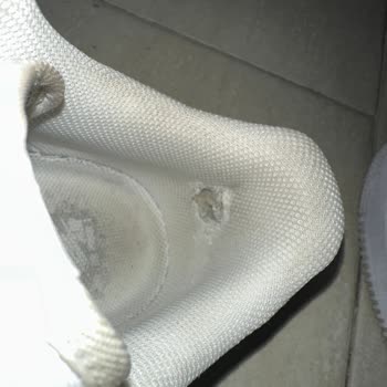 Nike Air Force 1 Topuk Yırtılması
