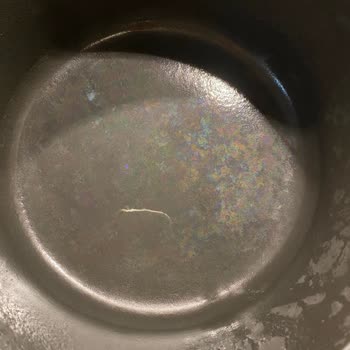 Lava Döküm Tencerenin Tabanındaki Lekelenmeler