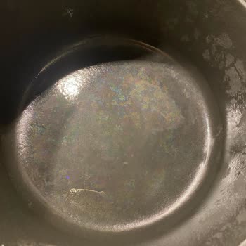 Lava Döküm Tencerenin Tabanındaki Lekelenmeler