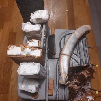 Tatlı Hayat Pasta Tasarım Pastada Şeker Hamurunun İçinde Yenilebilir Olmayan Plastik Malzeme!