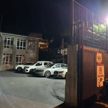 Milli Eğitim Bakanlığı Sarıyer Mehmet İpgin Ortaokulu Okul Bahçesi Otopark Olarak Kullanılıyor