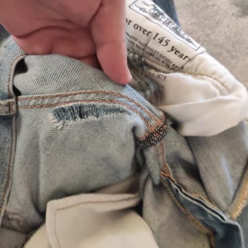 Levis Pantolon Yırtıldı