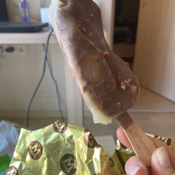 Magnum Dondurması Üzerinde Beyaz Yapı
