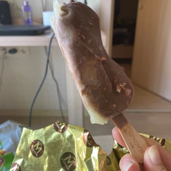 Magnum Dondurması Üzerinde Beyaz Yapı