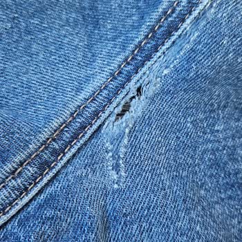 Mavi Jean Ağ Kısmı Hemen Yırtıldı