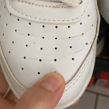 Papuc Konağı Ayakkabıda Çatlak Bir Ayda Çöp Oldu