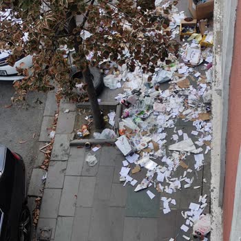 Küçükçekmece Belediyesi Bina Önüne Çöp Atılması