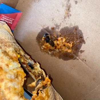 Domino's Pizzanın Ortasını Yapmayı Unutmuş?