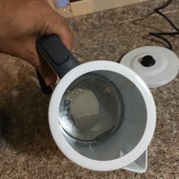 Altus Çaycı İçinde Beyaz Lekeler Ve Yağ Tabakası Oluşuyor