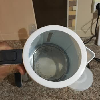 Altus Çaycı İçinde Beyaz Lekeler Ve Yağ Tabakası Oluşuyor