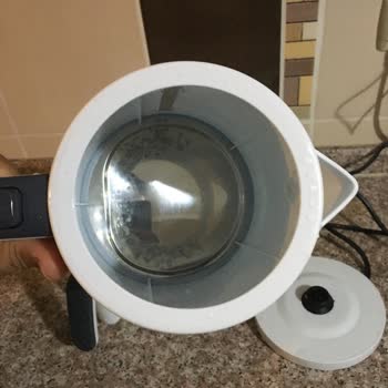 Altus Çaycı İçinde Beyaz Lekeler Ve Yağ Tabakası Oluşuyor