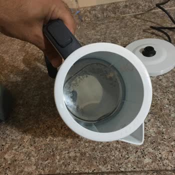 Altus Çaycı İçinde Beyaz Lekeler Ve Yağ Tabakası Oluşuyor