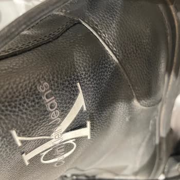 Calvin Klein Logosu Sökülen Bota Kullanıcı Hatası Diyor. Tekrar Test