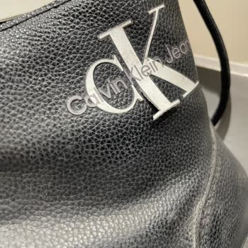 Calvin Klein Logosu Sökülen Bota Kullanıcı Hatası Diyor. Tekrar Test