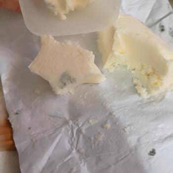 A101 Yeni Açılmasına Rağmen Üstünde Siyahlıklar Olan Milkten Tereyağı