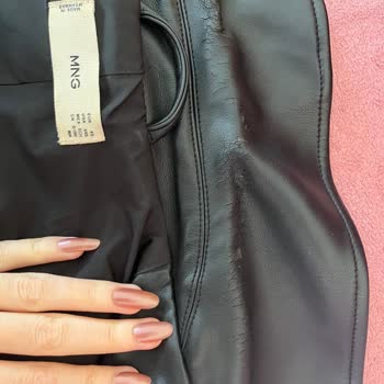 Mango Deri Ceket Ense Kısmında Soyulma