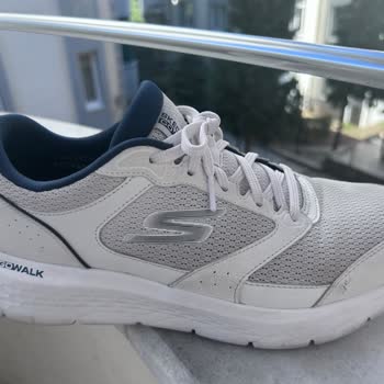 Skechers Spor Ayakkabının Yanlardan Açılması