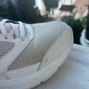 Skechers Spor Ayakkabının Yanlardan Açılması