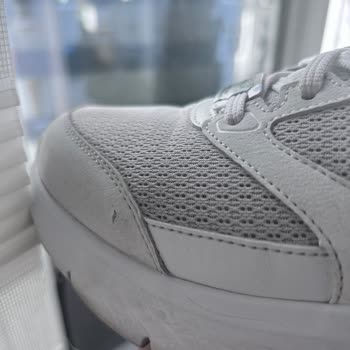 Skechers Spor Ayakkabının Yanlardan Açılması