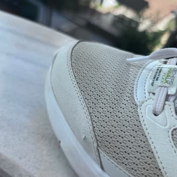 Skechers Spor Ayakkabının Yanlardan Açılması