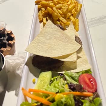 S&F Lounge İlgisiz, Alakasız Tavır Bozuk Yemek