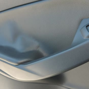 Ford Kuga ST-Line Aracımın Kolçak Derileri Kabarıyor