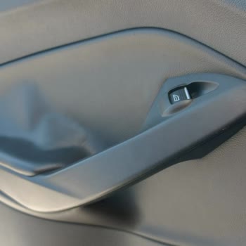 Ford Kuga ST-Line Aracımın Kolçak Derileri Kabarıyor