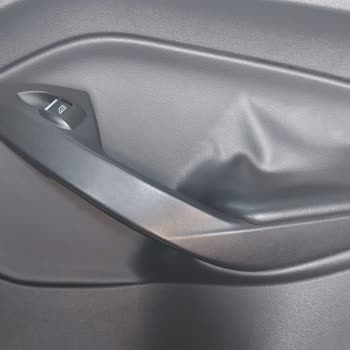 Ford Kuga ST-Line Aracımın Kolçak Derileri Kabarıyor