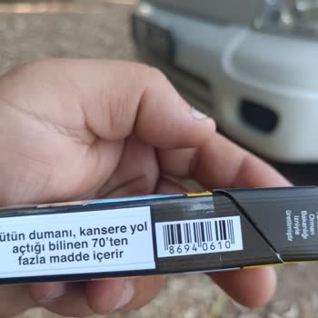 Philip Morris Sigarının İçinden Odun Parçaları Çıkıyor
