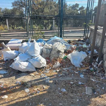 Bursa Büyükşehir Belediyesi Hamitler Futbol Sahası Çöplük İçinde