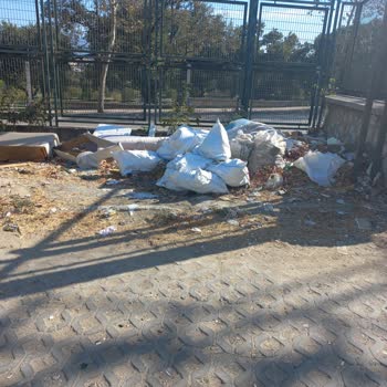 Bursa Büyükşehir Belediyesi Hamitler Futbol Sahası Çöplük İçinde