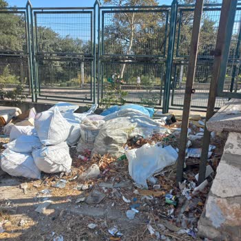 Bursa Büyükşehir Belediyesi Hamitler Futbol Sahası Çöplük İçinde