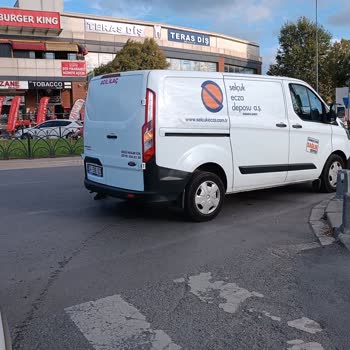 Selçuk Ecza Deposu Dağıtım Aracının Hatalı Park Etmesi Sorunu