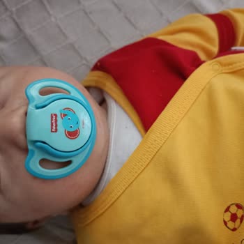 Fisher Price Emzik Çocuğun Burnunu Kapatıyor