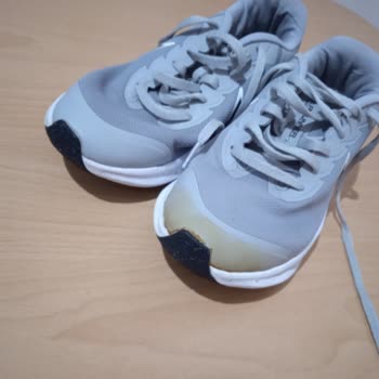 Nike Ayakkabımın Önü Çakma Ayakkabılar Gibi Sarardı