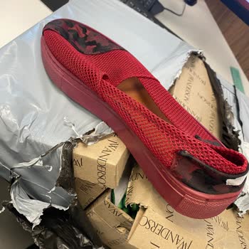 Fenbrands (Instagram)  Ayakkabı Yerine Terlik Gönderdiler