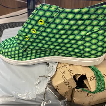 Fenbrands (Instagram)  Ayakkabı Yerine Terlik Gönderdiler