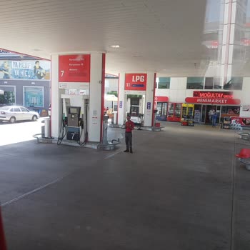 Efe Tur Zamana Uymuyor, Her Yerde Bekliyor