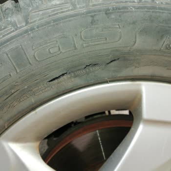 Petlas Lastik Lastik Kenarı Derin Çatlaklar