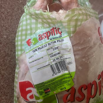 As Piliç Tavuk Üstünde Hala Tüyleri Mevcut