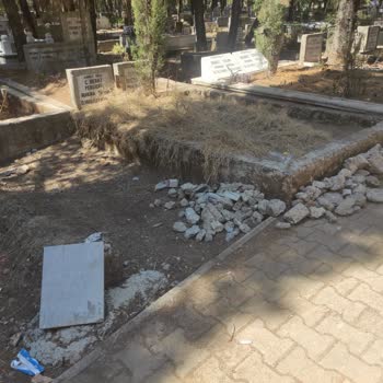 Adana Büyük Şehir Belediyesi Asrı Mezarlığı Harabe...