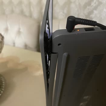 Lenovo Laptop Menteşe Sorunu