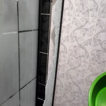 Koçtaş Duşakabin Camı Patladı