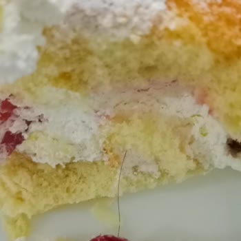 Liva Pastanesi (livashop.com) Pastadan Kıl Çıktı