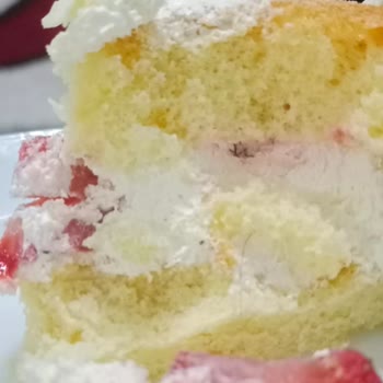 Liva Pastanesi (livashop.com) Pastadan Kıl Çıktı