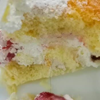 Liva Pastanesi (livashop.com) Pastadan Kıl Çıktı