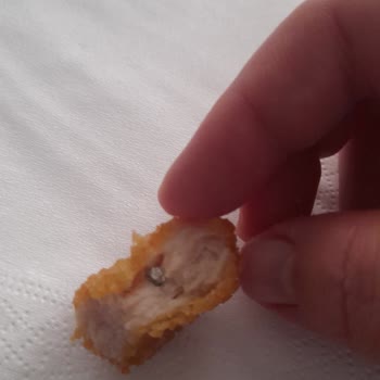 Burger King Tavuk Parçasının İçinden Metal Zarar Verici Cisim Çıktı